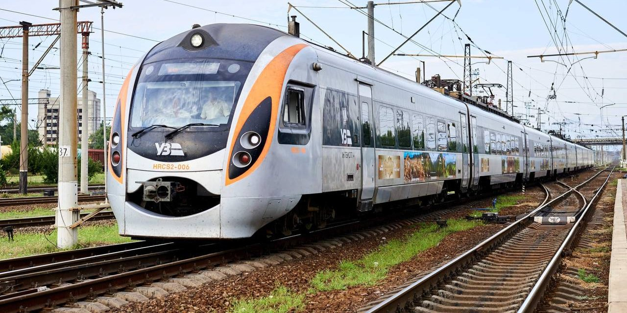 Intercity train on the Ukrzaliznytsia route (Photo: t.me/UkrzalInfo)