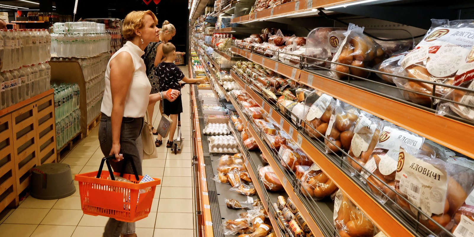 Мережа магазинів АТБ, а також Дивоцін, ЛотОК та Таврія В долучилися до розрахунків коштами Зимової підтримки та Національного кешбеку (Фото: REUTERS/Ammar Awad)