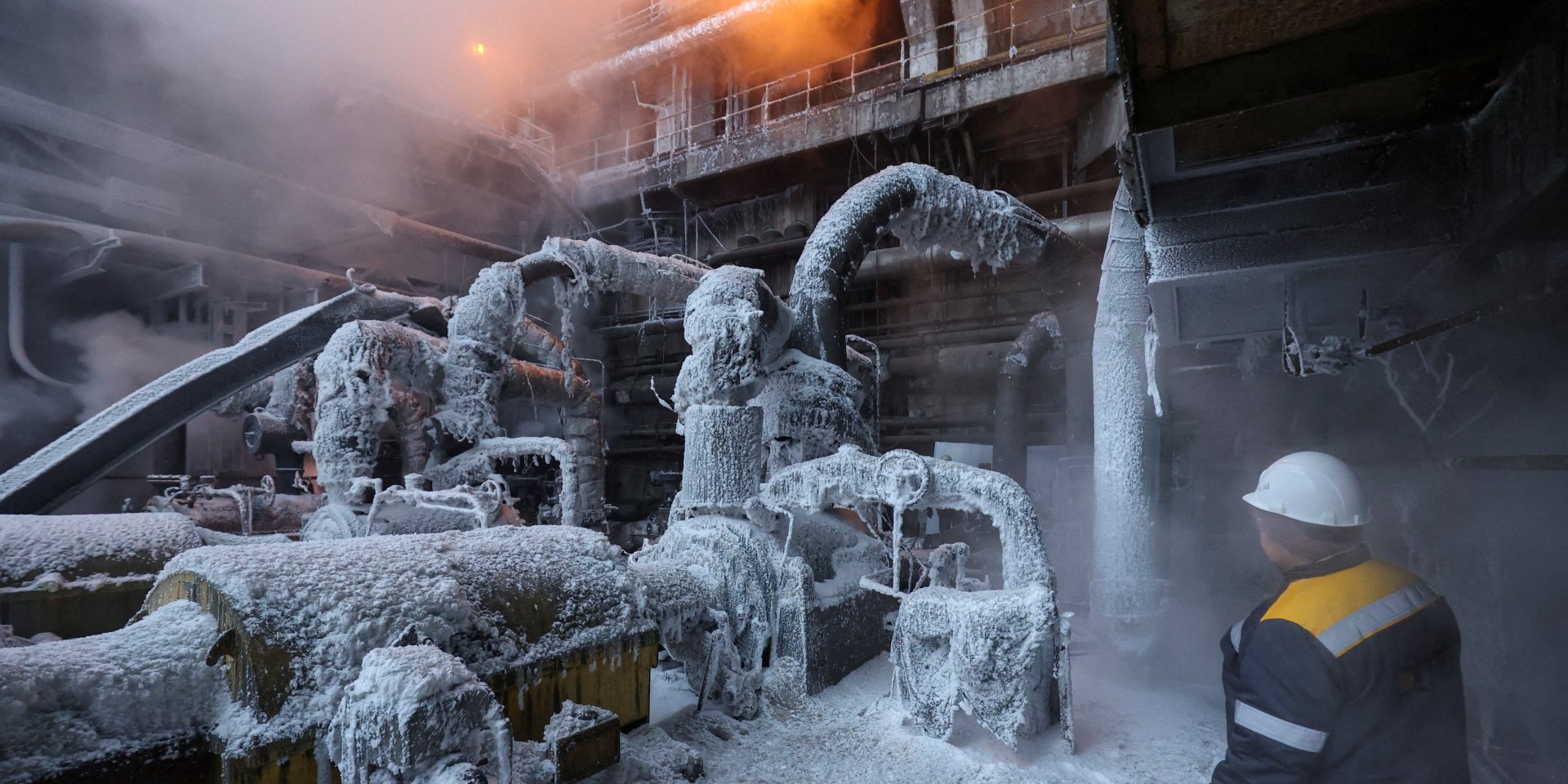 Енергетик працює на ТЕЦ після російських ударів (Фото: REUTERS/Roman Baluk)