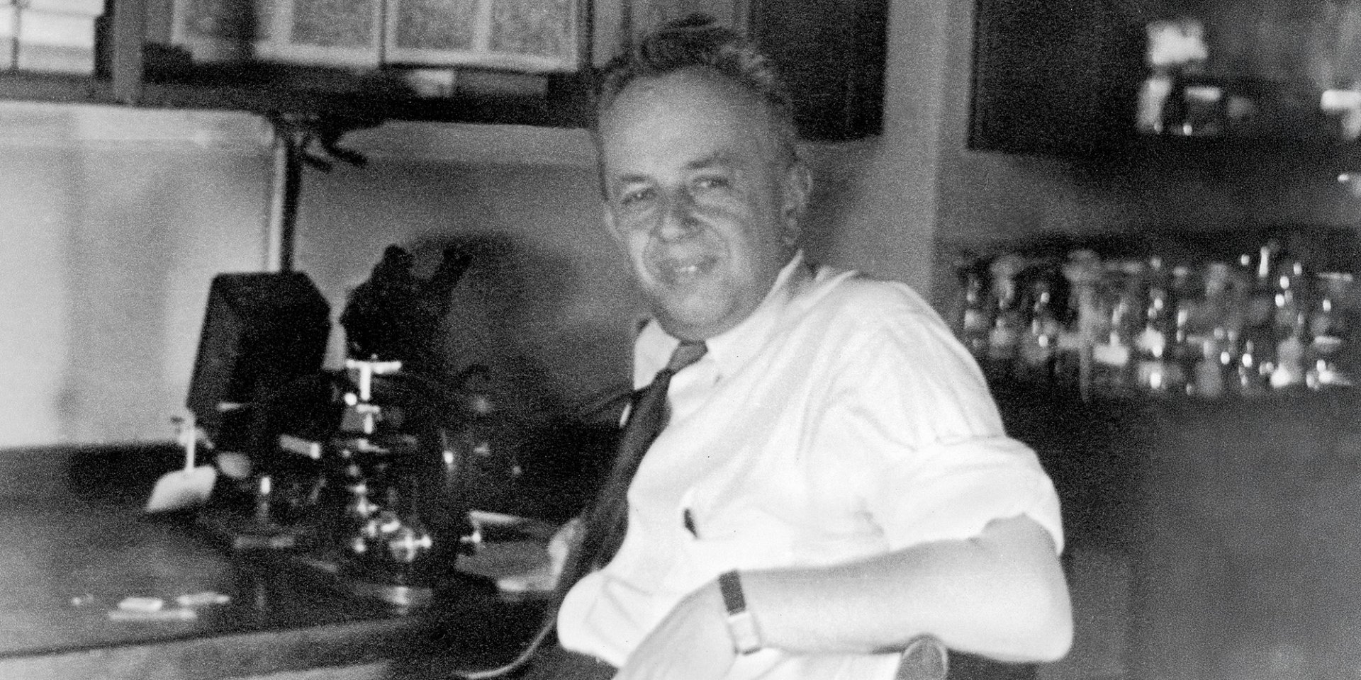 Фотографія Теодосія Добржанського у своїй лабораторії біля мікроскопу, 1959 рік (Фото: Science Photo Library via Reuters)