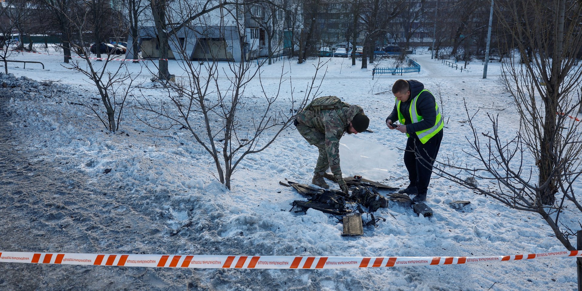 Уламки російського засобу повітряного нападу у Києві, 24 січня 2026 року (Фото: REUTERS/Valentyn Ogirenko)