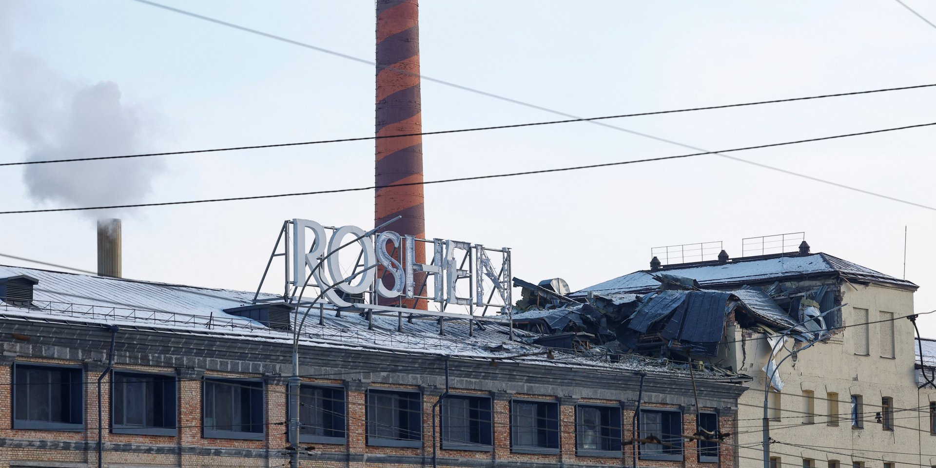 Наслідки російського удару по Roshen у Голосіївському районі Києва, 24 січня 2026 року (Фото: REUTERS/Valentyn Ogirenko)