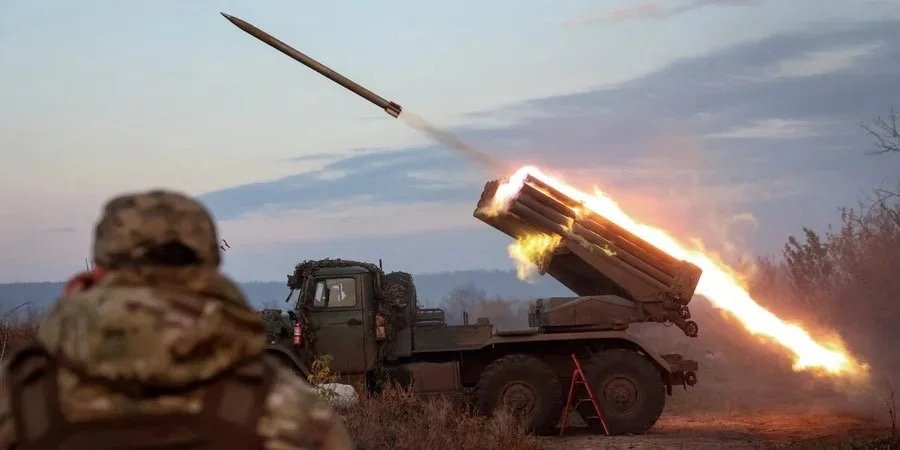 Ukrainian military strikes at invaders (Photo: REUTERS/Anatolii Stepanov)