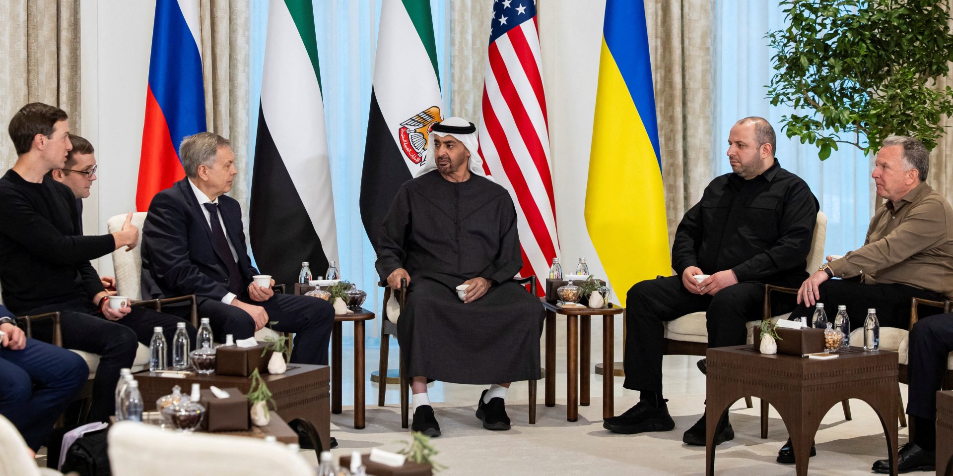 Президент Об'єднаних Арабських Еміратів шейх Мохамед бін Заїд Аль Нахайян приймає голів делегацій, що беруть участь у тристоронніх переговорах між Сполученими Штатами, Росією та Україною у палаці Аль-Шаті в Абу-Дабі, 23 січня 2026 рік (Фото: Ryan Carter/UAE Presidential Court/Handout via REUTERS)