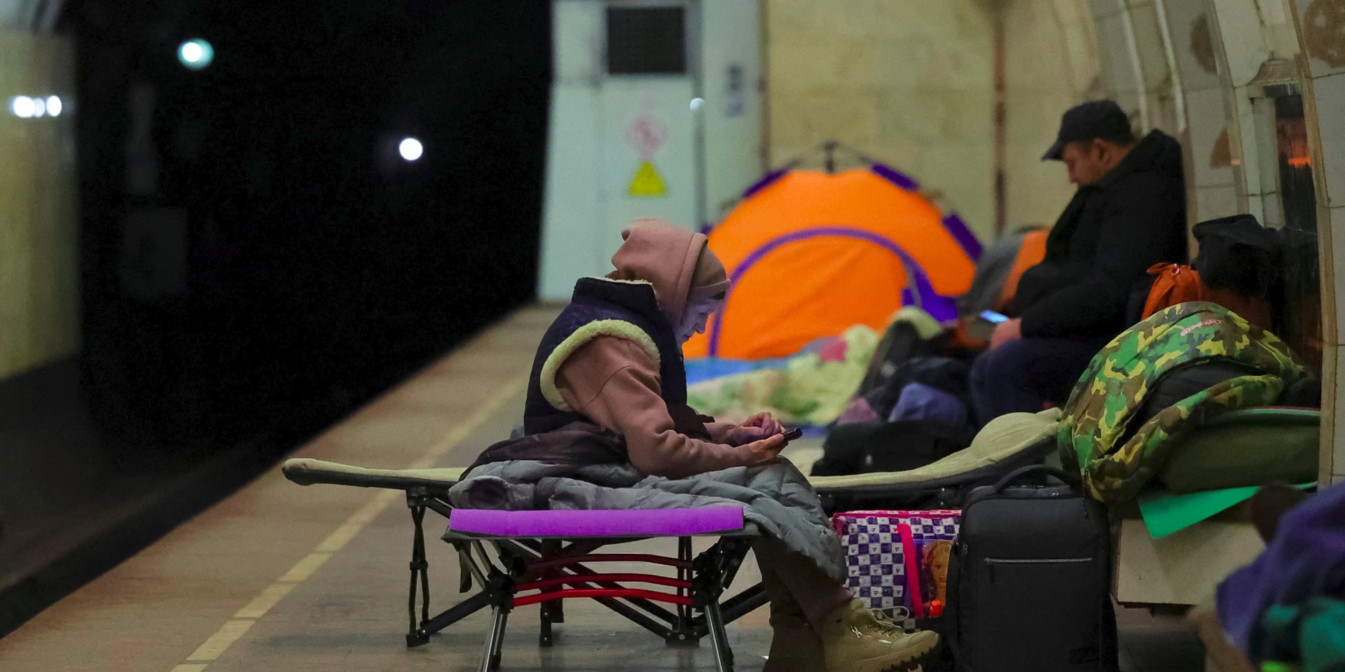 Люди ховаються в метро під час російської ракетної та дронової атаки на Київ, 24 січня 2026 року (Фото: REUTERS/Yan Dobronosov)
