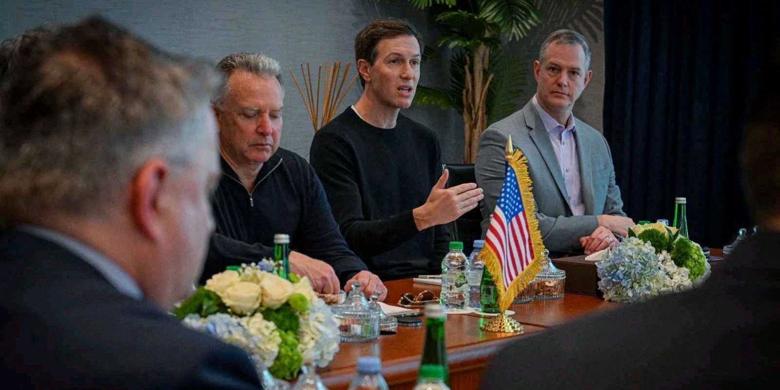 Американські джерела стверджують, що під час двосторонніх і тристоронніх діалогів «обговорювали все» і що «ніхто не ухилявся від обговорення жодного питання» (Фото: UAE Government/Handout via REUTERS)