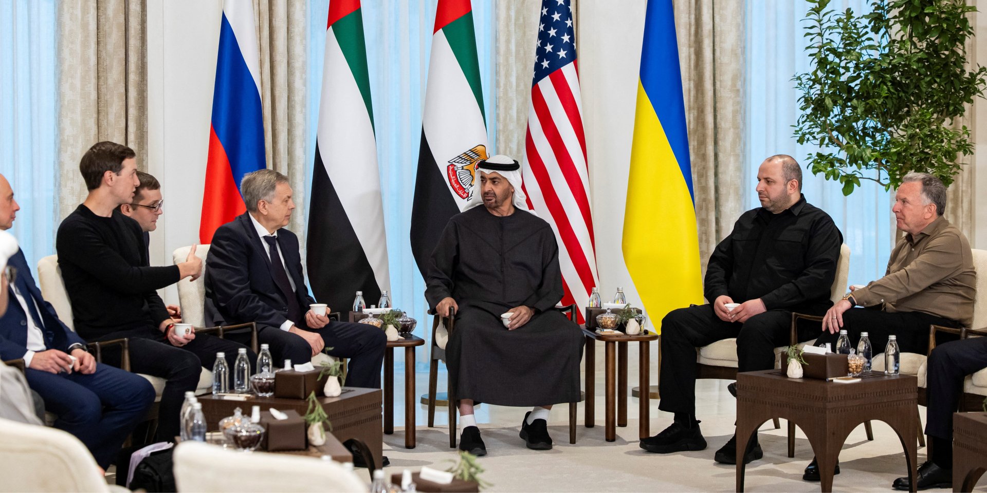 Игорь Костюков — слева от президента Объединенных Арабских Эмиратов (Фото: Ryan Carter/UAE Presidential Court/Handout via REUTERS)