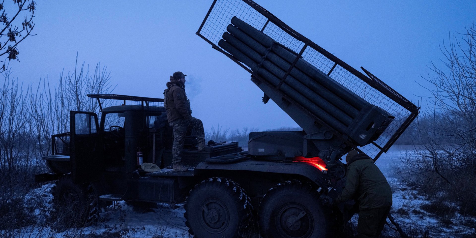 Военнослужащие 93-й отдельной механизированной бригады Холодный Яр ВСУ готовят реактивную систему залпового огня БМ-21 Град к огню по врагу (Фото: Iryna Rybakova/Press Service of the 93rd Kholodnyi Yar Separate Mechanized Brigade of the UAF/ Reuters)