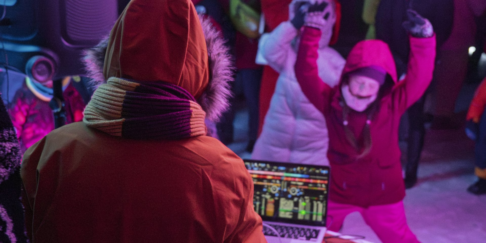 Часто головні «бенефіціари» таких блекаут-вечірок у дворах київських висоток — це діти (Фото: Сергій Окунєв / NV)