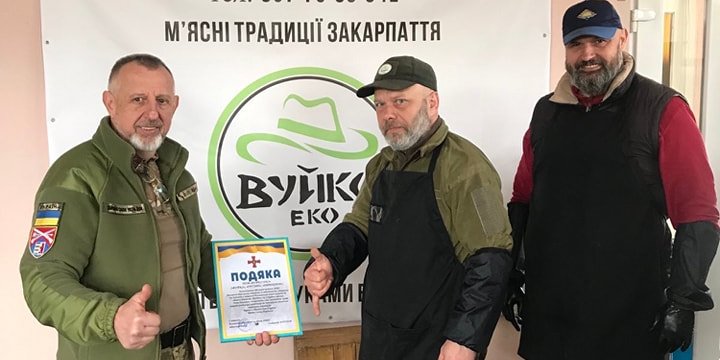 Военнослужащие, предприниматели из Закарпатья, владельцы бренда Вуйко Эко (Фото: facebook/ТОВ Вуйко Еко)