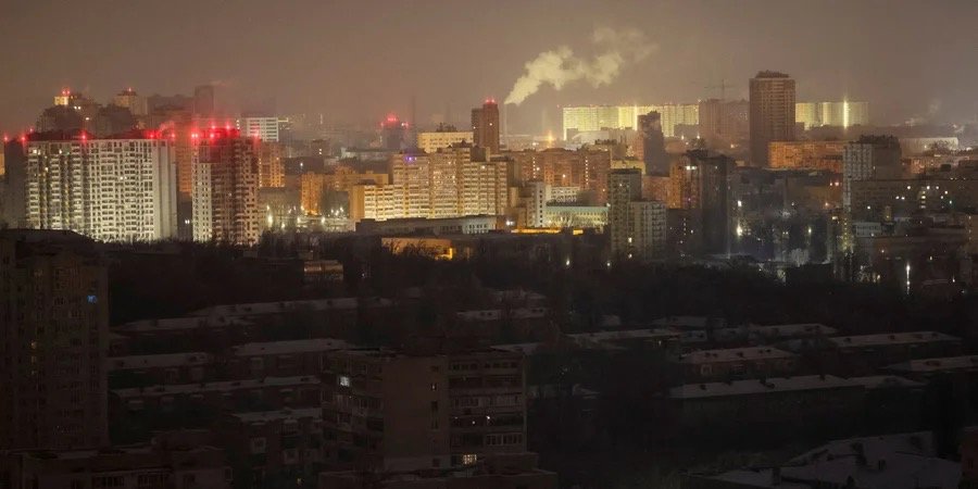 Майже тисяча будинків на лівому березі Києва досі без тепла (Фото: REUTERS/Gleb Garanich)