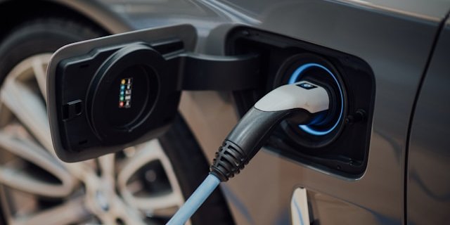 Електрокари вперше обійшли авто с ДВС у продажах (Фото: unsplash)