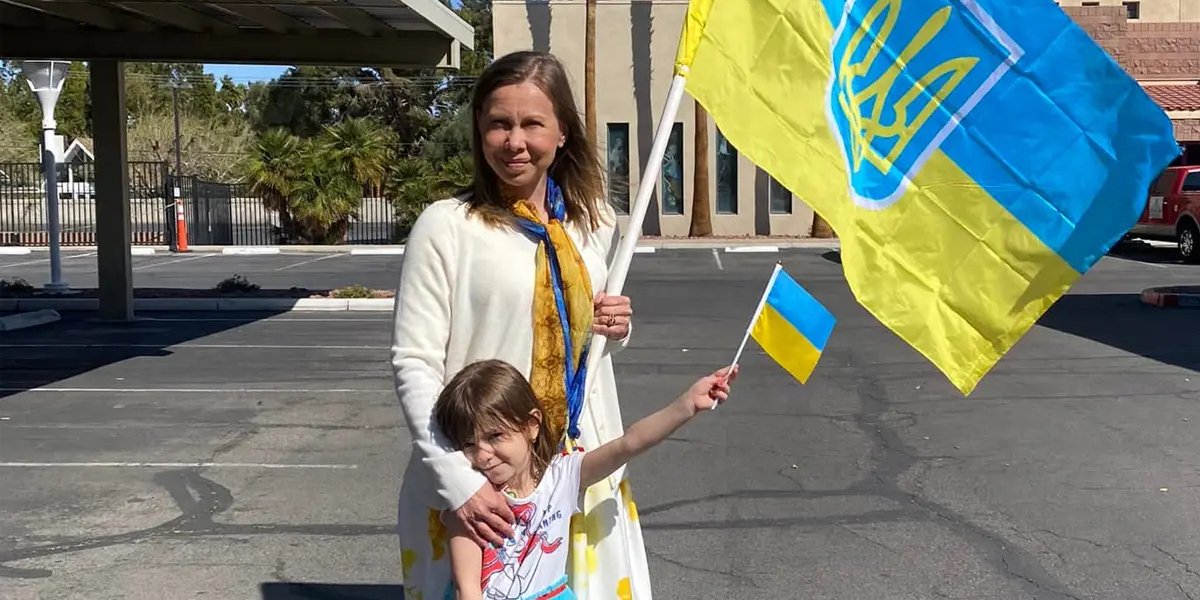 Оксана Баюл із донькою на мітингу на підтримку України після повномасштабного вторгнення (Фото: instagram.com/oksanabaiul)