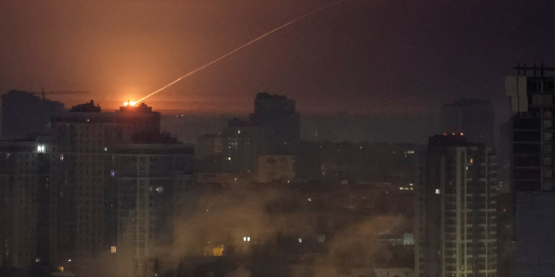 Украинские военнослужащие сбивают российскую ракету во время ракетно-дронового удара по Киеву, 20 января 2026 год (Фото: REUTERS/Gleb Garanich)