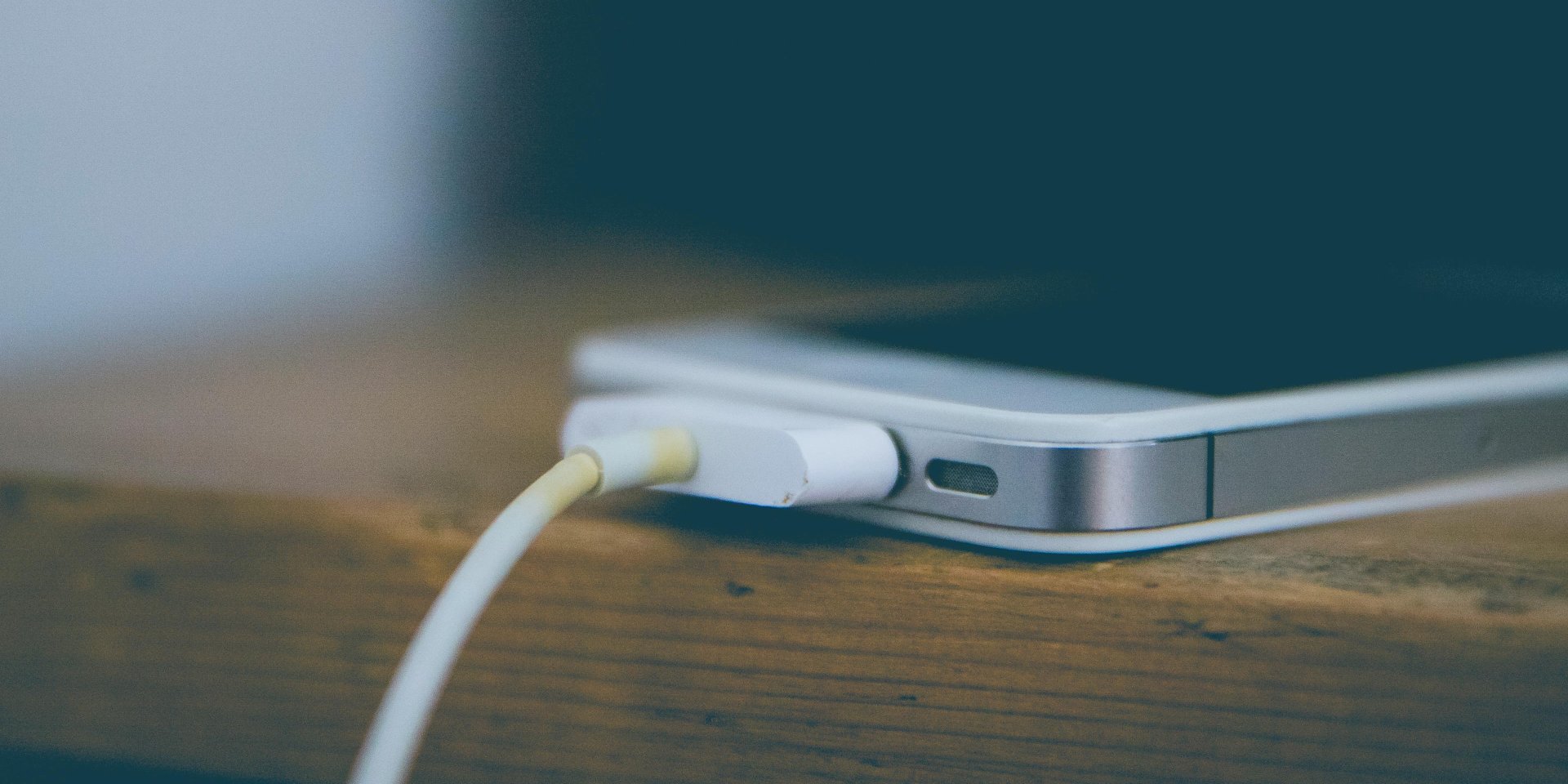 Смартфон і зарядка (Фото: pexels.com)
