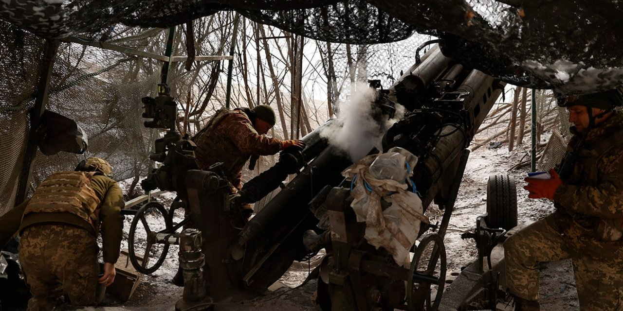 Artillerymen of the 45th Airborne Brigade on an American M777 howitzer, Donetsk Oblast (Photo: The Ukrainian Army / Telegram)
