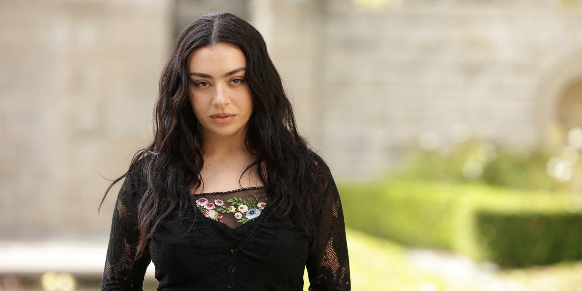 Чарли ХСХ на фотоколле к премьере фильма Грозовой перевал (Фото: REUTERS/Mario Anzuoni)