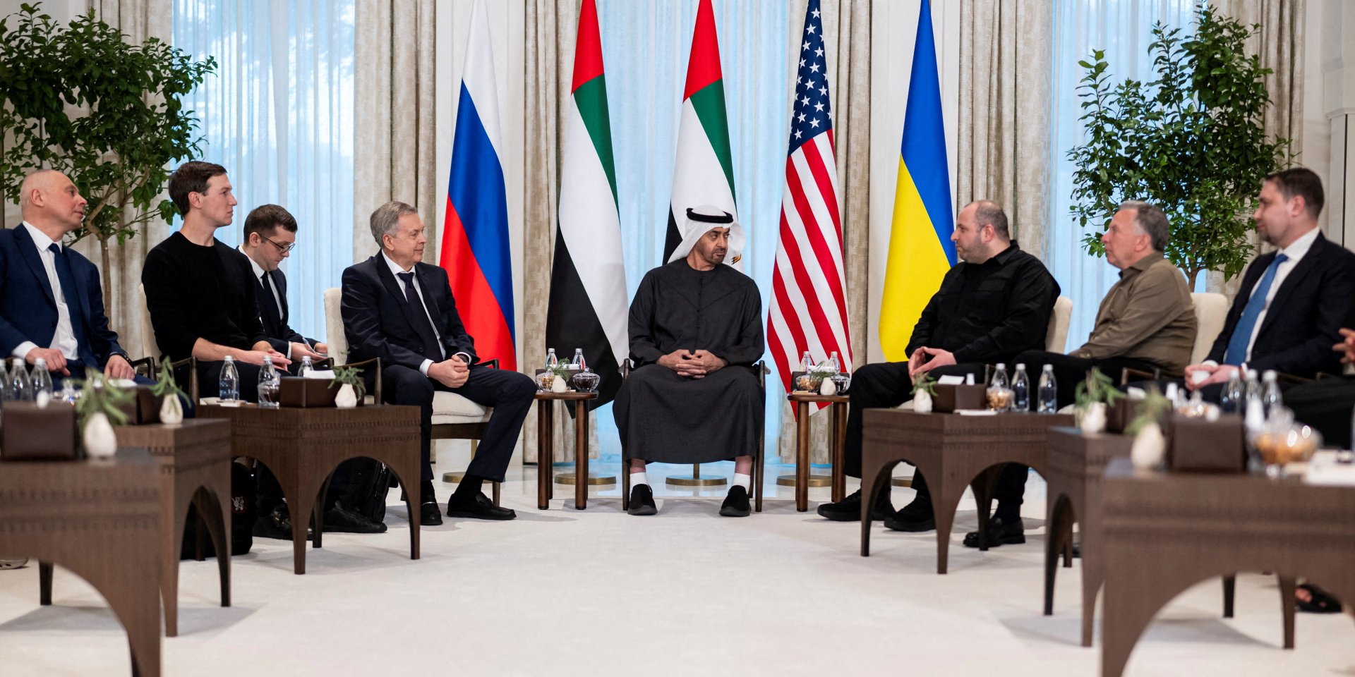 Українська, американська та російська делегація в Абу-Дабі під час переговорів, 23 січня 2026 року (Фото: Hamad Al Kaabi/UAE Presidential Court/Handout via REUTERS)
