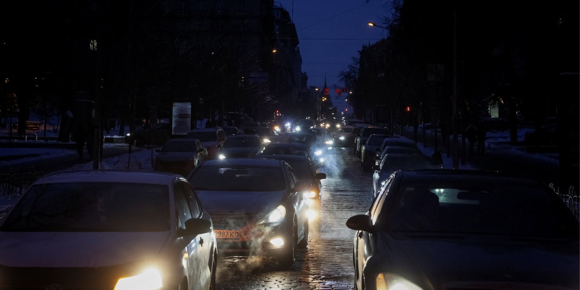 Автомобілі рухаються темною вулицею під час відключення електроенергії у Києві, 25 січня 2026 рік (Фото: REUTERS/Gleb Garanich)