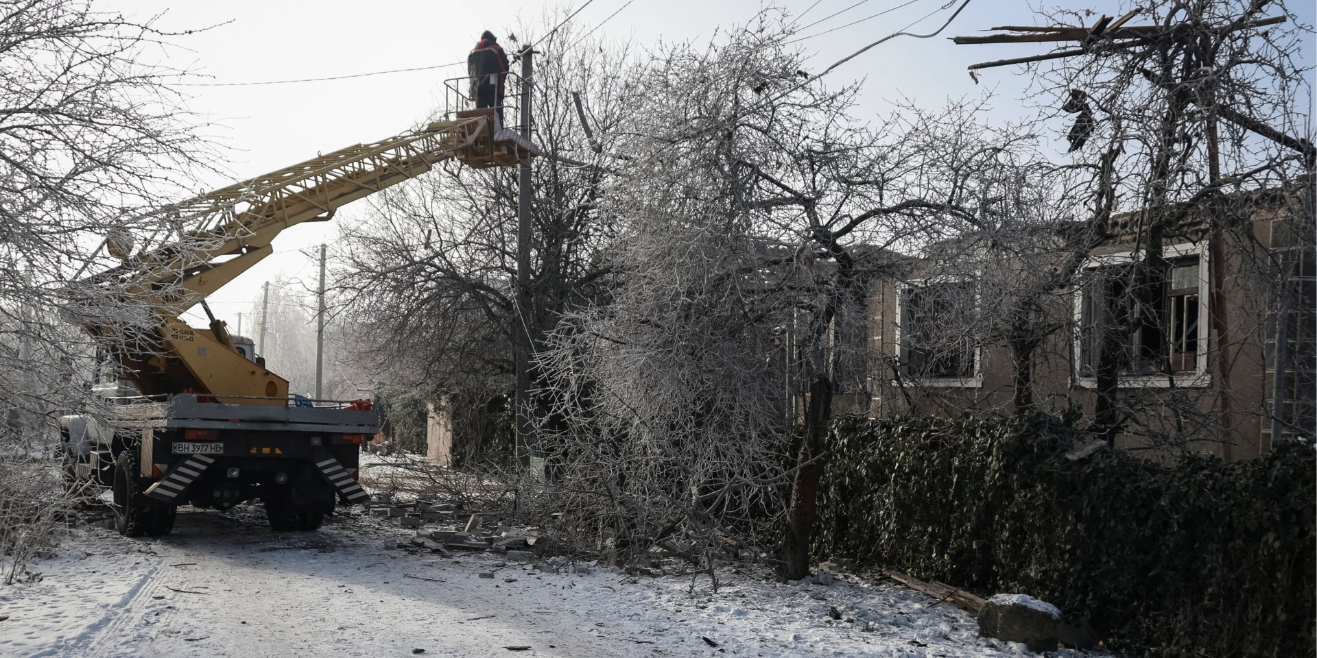 An electrician repairs a power line after a Russian drone strike near Chornomorsk in Odesa Oblast on Jan. 21, 2026. (Photo: REUTERS/Nina Liashonok)