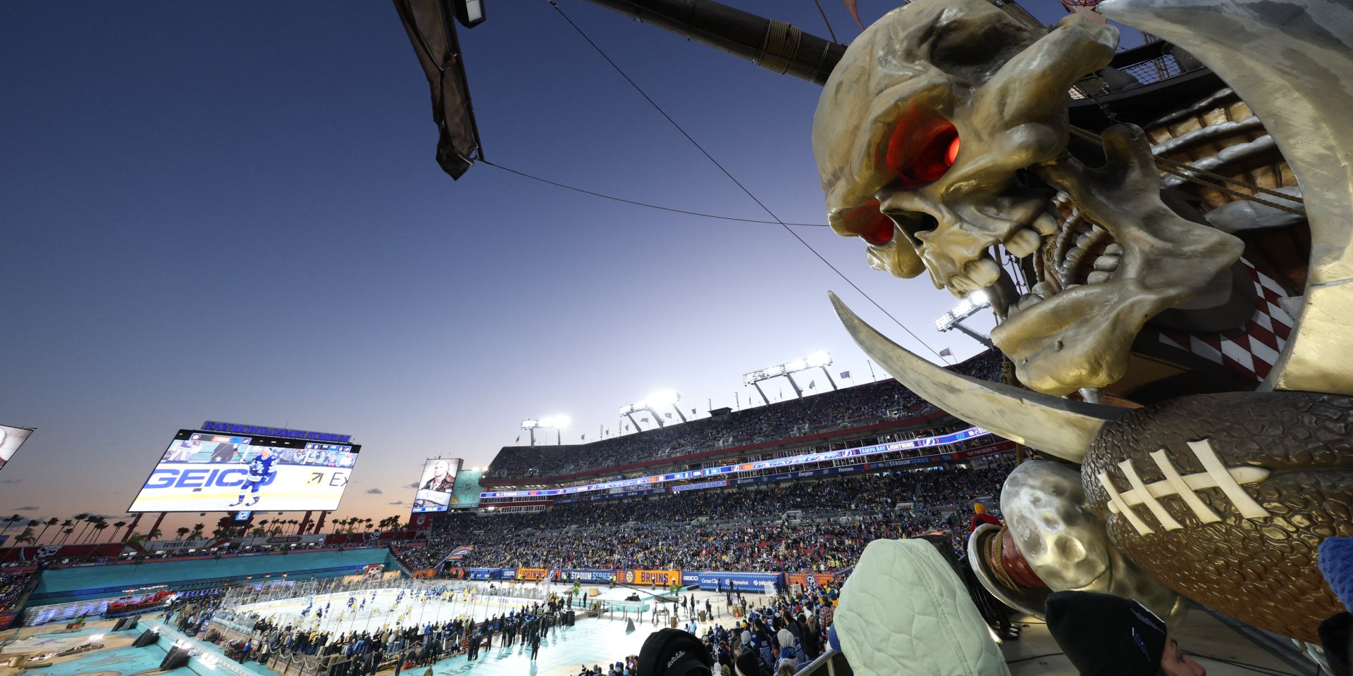 Хоккей на стадионе для американского футбола (Фото: Nathan Ray Seebeck-Imagn Images)