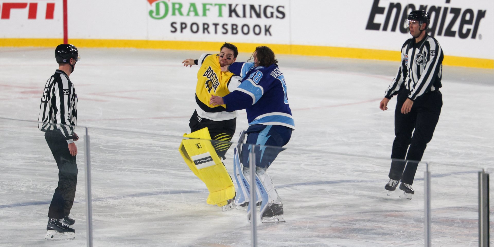 Драка Андрея Василевского и Джереми Сваймена (Фото: Nathan Ray Seebeck-Imagn Images)