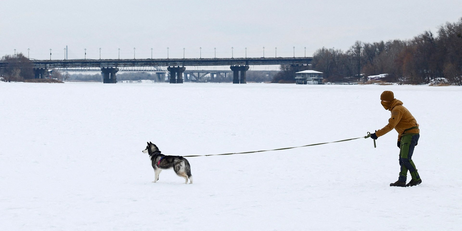 В Укргидрометцентре рассказали, когда отступит новая волна ледяного холода и как быстро она вернется снова (Фото: REUTERS/Valentyn Ogirenko)