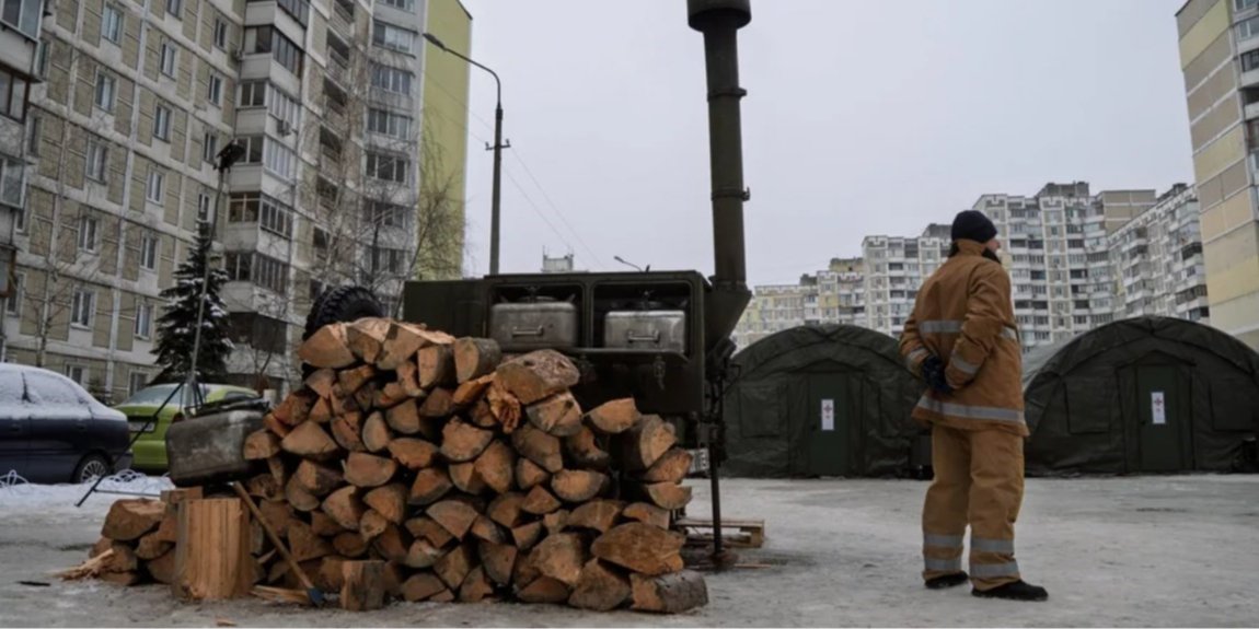 Як заявив мер столиці Віталій Кличко, комунальники та енергетики цілодобово працюють, щоб підключити будинки до теплопостачання (Фото: Сергій Окунєв/NV)