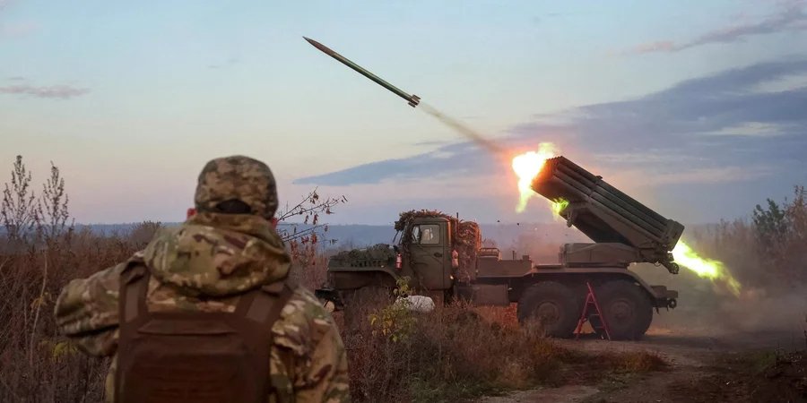 Українські військові стріляють по окупантах з РСЗВ Град неподалік від Костянтинівки Донецької області, 23 жовтня 2025 року (Фото: REUTERS/Anatolii Stepanov)