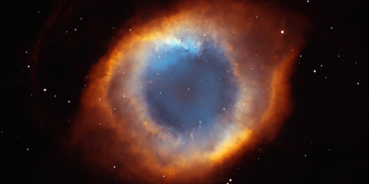 Космическая пыль, вращающаяся вокруг туманности Геликс, выброшенная стареющей звездой, подобной Солнцу (Фото: НАСА)