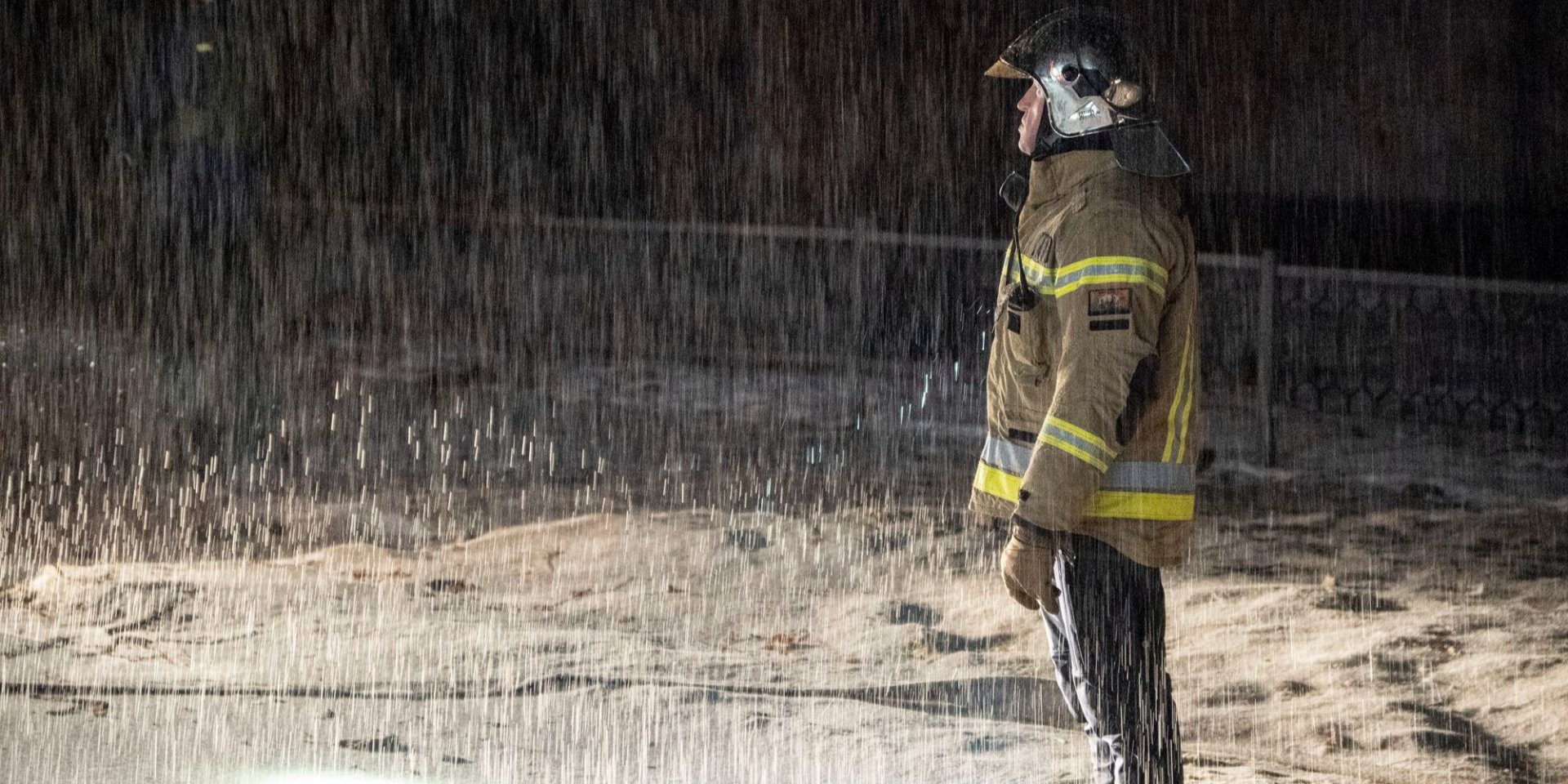 Water turned into snow during firefighting (Photo: Serhiy Okuniev/NV)