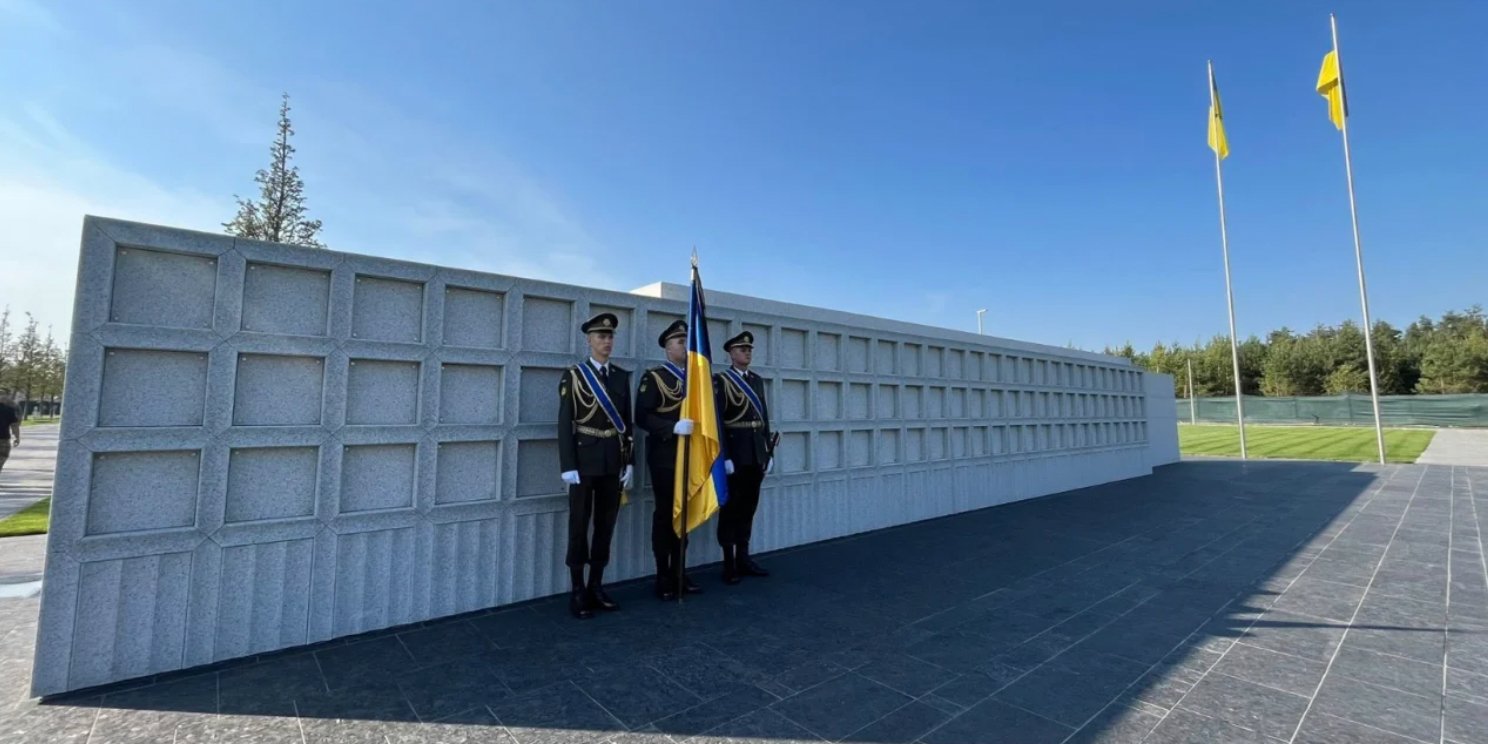 Минветеранов ищет юридические механизмы по урегулированию вопроса с НВМК (Фото: Facebook Національне військове меморіальне кладовище)
