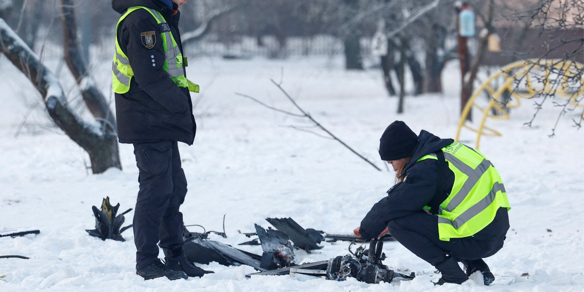 Полицейский идет вдоль автомобилей, поврежденных во время удара российского беспилотника в Киеве, Украина, 20 января 2026 года (Фото: REUTERS/Valentyn Ogirenko TPX IMAGES OF THE DAY)