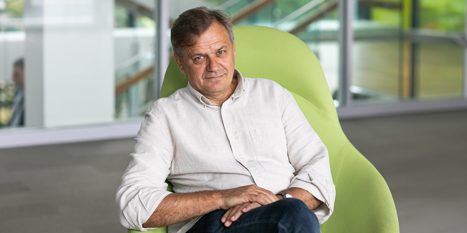 NV зустрічається з Романом Кечуром в найтяжчі дні січня, коли загальна невизначеність у світі й Україні наклалася на суворі морози, темряву, холод і регулярні російські обстріли. (Фото: Iryna_Sereda / The Ukrainians Media)