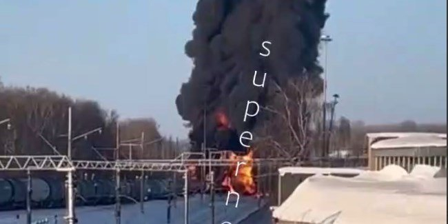 According to Russian Telegram channels, five fuel tanks caught fire after a train derailed in Tambov Oblast. (Photo: screenshot from video/supernova_plus)