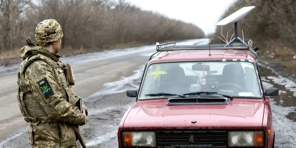 Український військовослужбовець стоїть поруч із автомобілем, що перевозить супутникову інтернет-систему Starlink, поблизу лінії фронту у Донецькій області (Фото: REUTERS/Lisi Niesner)
