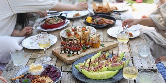Семейные ужины являются мощным инструментом профилактики употребления алкоголя, каннабиса и электронных сигарет среди подростков (Фото: бесплэш)