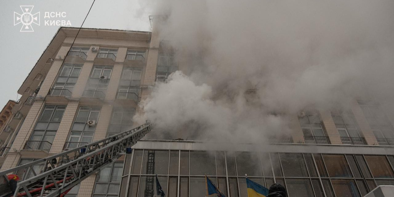 Fire erupts in Kyiv Dnipro hotel (Photo: SES)