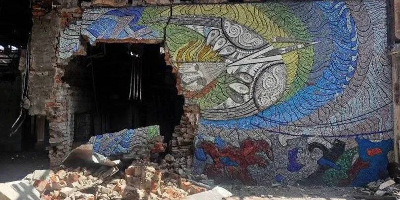 Поврежденная мозаика Боривитер Аллы Горской (Фото: Мариупольский городской совет)
