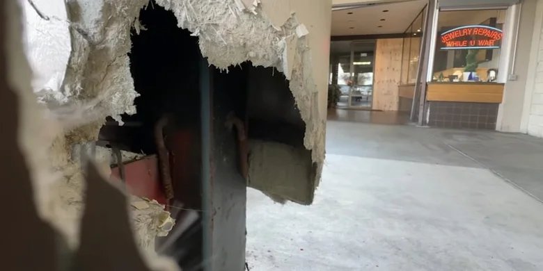 Удар повредил фасад магазина и одну из опор крыши (Фото: ABC7 News Bay Area / YouTube)