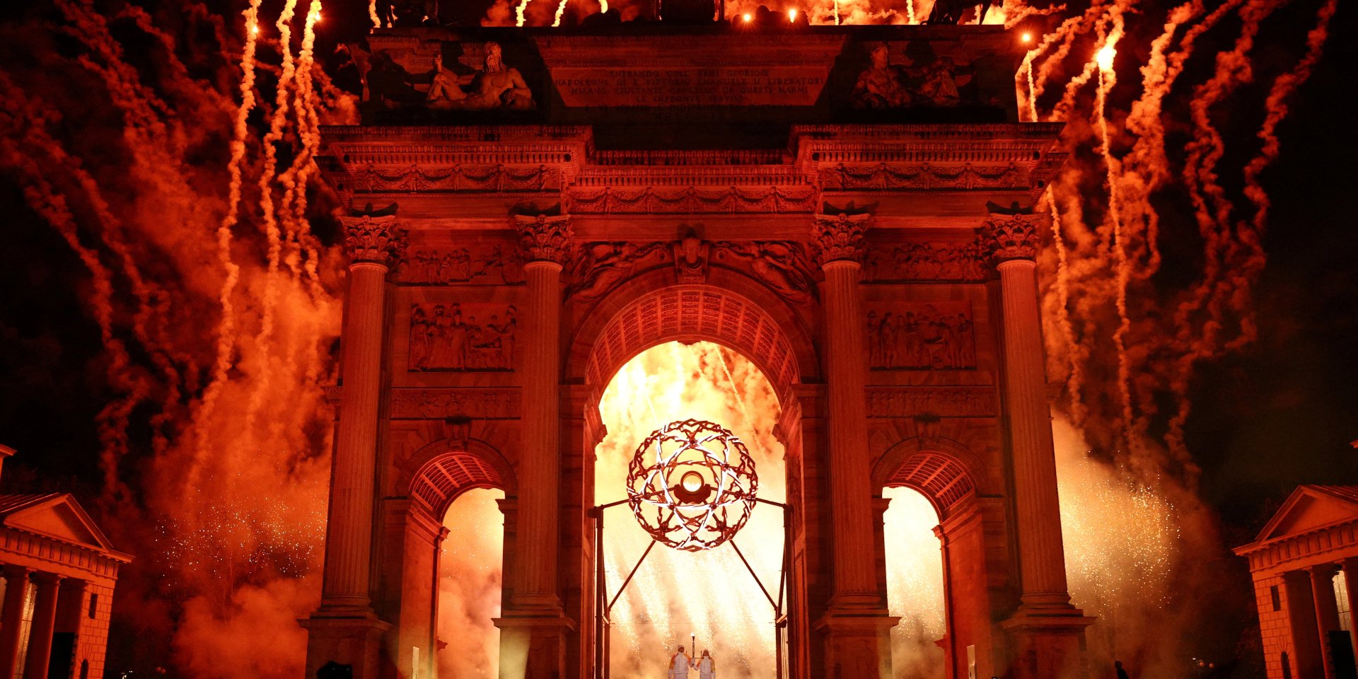 Олімпійський вогонь під Аркою Миру в Мілані (Фото: REUTERS/Guglielmo Mangiapane)