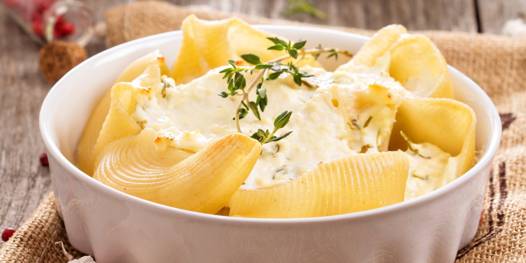 Простые макароны с сыром могут сочетаться с идеальным вкусом (Фото: depositphotos/АІ)