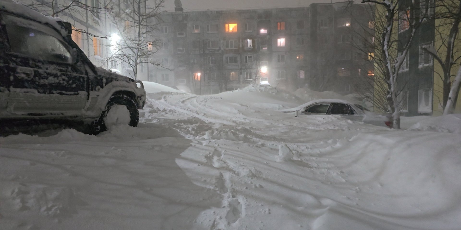 Снігові замети у дворі в російському місті Петропавловськ-Камчатський, 15 січня 2026 року (Фото: REUTERS/Lydmila Moskvicheva)