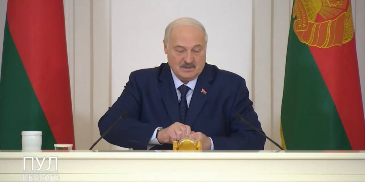 Лукашенко «познакомился» со снюсом (Фото: РосCМИ/Телеграм/скриншот)