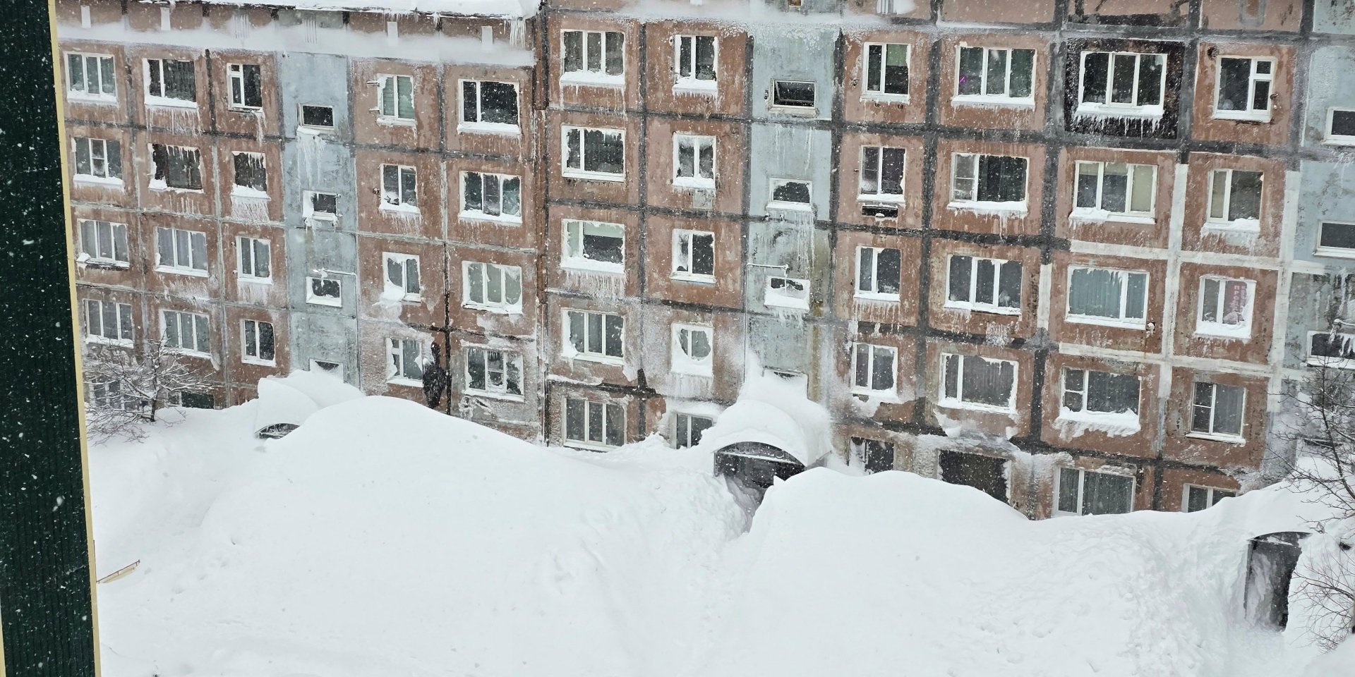Снігові замети біля житлової багатоповерхівки у російському місті Петропавловськ-Камчатський, 15 січня 2026 року (Фото: REUTERS/Lydmila Moskvicheva)