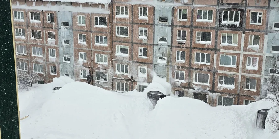 Снігові замети біля житлової багатоповерхівки у російському місті Петропавловськ-Камчатський, 15 січня 2026 року (Фото: REUTERS/Lydmila Moskvicheva)