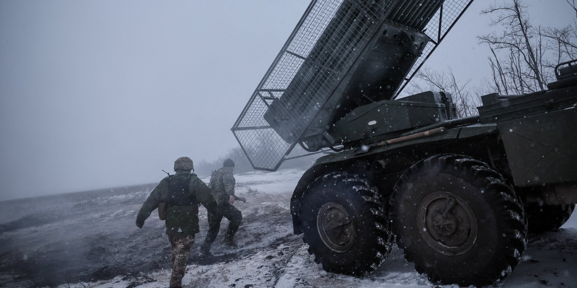 Українські військовослужбовці переміщують РСЗВ Град поблизу міста Часів Яр (Фото: Oleg Petrasiuk/Press Service of the 24th King Danylo Separate Mechanized Brigade of the Ukrainian Armed Forces)
