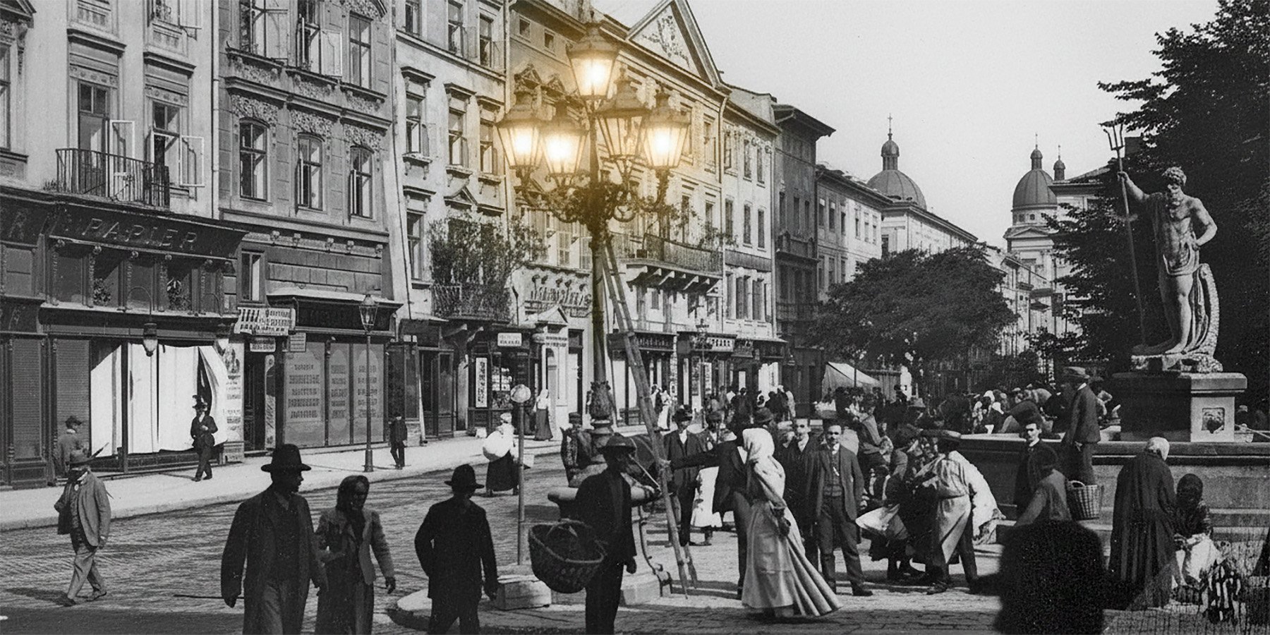 Заміна ліхтарником газового освітлення на площі Ринок у Львові, початок XX століття (Фото: Колаж NV)