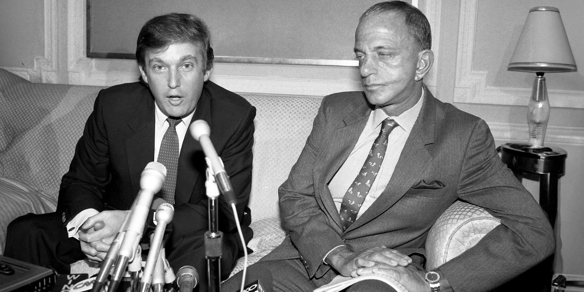 Рой Кон (праворуч) супроводжує Дональда Трампа, коли той як власник команди Нью-Джерсі Дженералс Футбольної ліги США заявив, що антимонопольний позов його ліги проти Національної футбольної ліги на суму 1,32 мільярда доларів розіб'є «одну з найбільших монополій у країні». Знімок 18 жовтня 1984 року. Кон вже хворий на СНІД, і його не стане у серпні 1986-го (Фото: Bettmann / Getty Images)