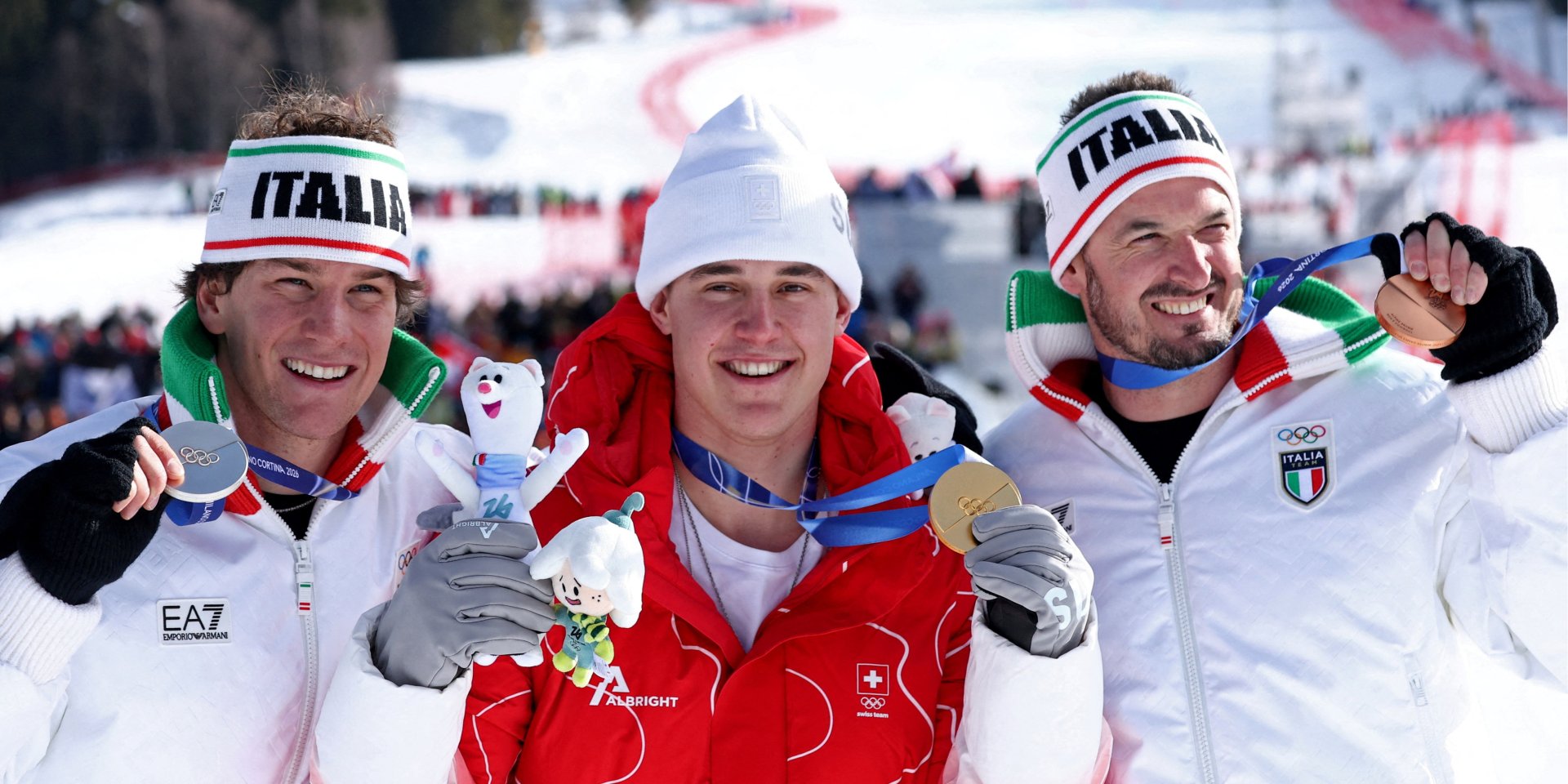 Перший п'єдестал пошани Олімпіади-2026 — Джованні Францоні, Франьо фон Алльмен і Домінік Паріс (Фото: REUTERS/Gintare Karpaviciute)
